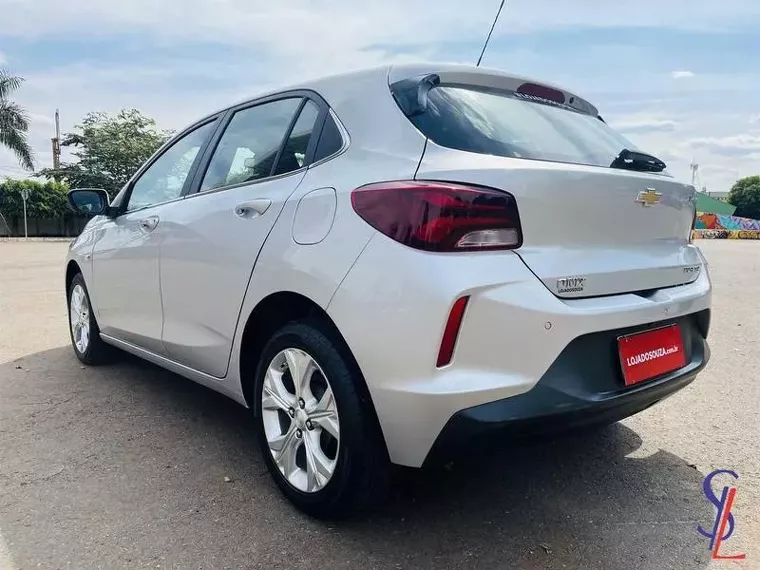 Chevrolet Onix Prata 6