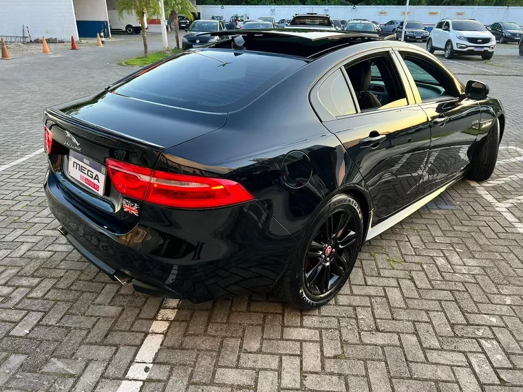 Jaguar XE Preto 8