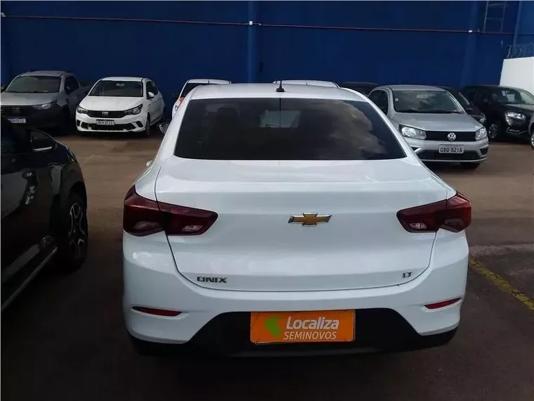 Chevrolet Onix Branco 4