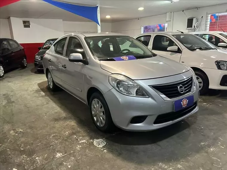 Nissan Versa Prata 1