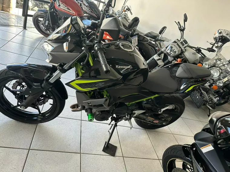 Kawasaki Z Cinza 15