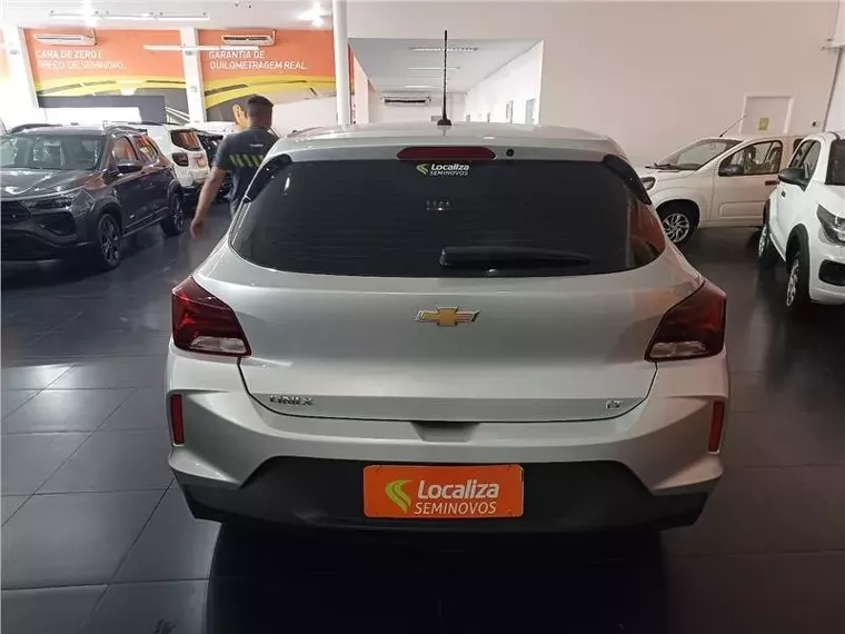 Chevrolet Onix Prata 9