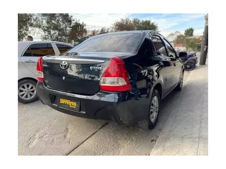 Toyota Etios Preto 4