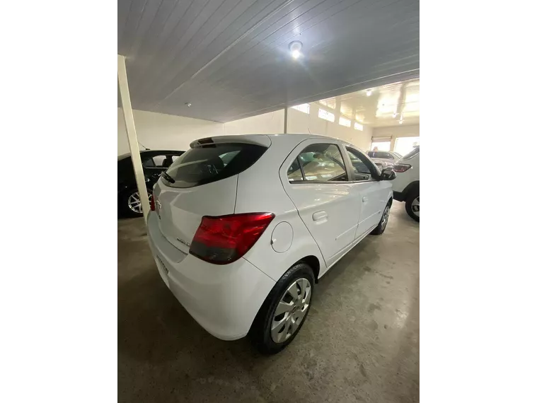 Chevrolet Onix Branco 4