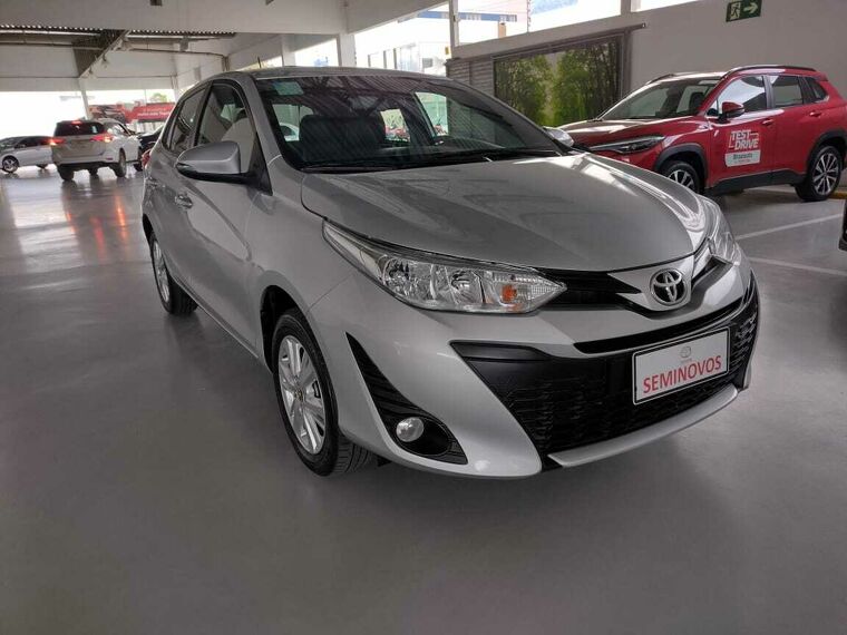 Toyota Yaris Prata 9