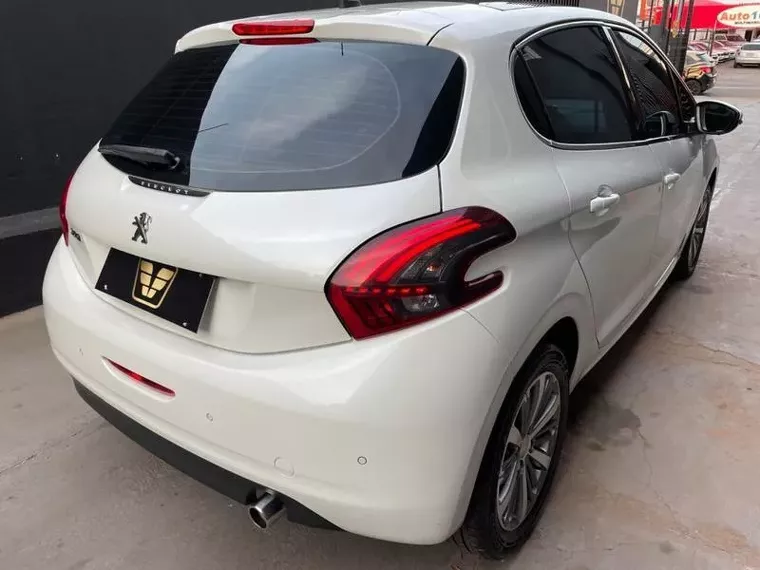 Peugeot 208 Branco 3