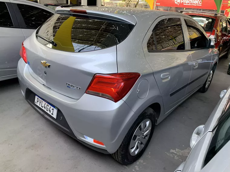 Chevrolet Onix Prata 1