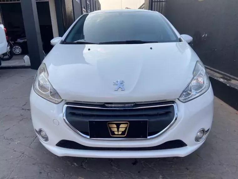 Peugeot 208 Branco 9