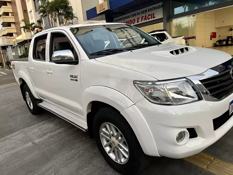 Toyota Hilux Branco 29