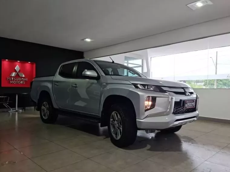 Mitsubishi L200 Triton Prata 7