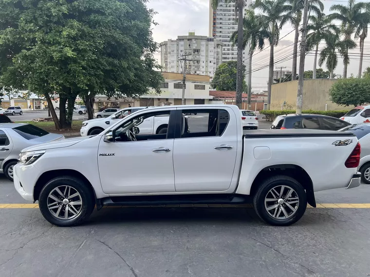 Toyota Hilux Branco 3