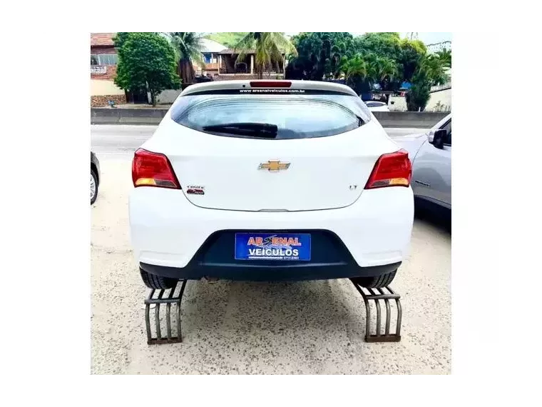 Chevrolet Onix Branco 4