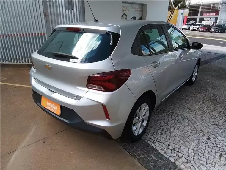 Chevrolet Onix Prata 6