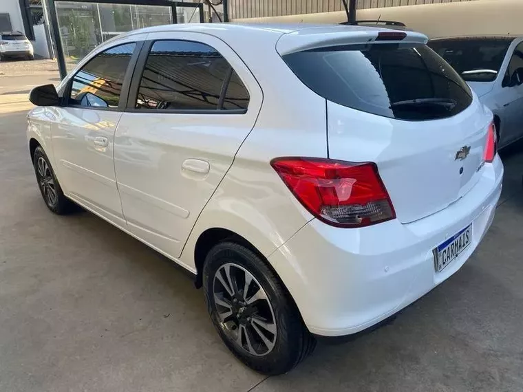 Chevrolet Onix Branco 9