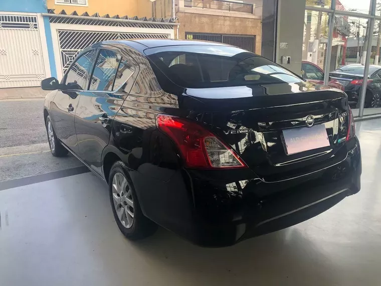 Nissan Versa Preto 11