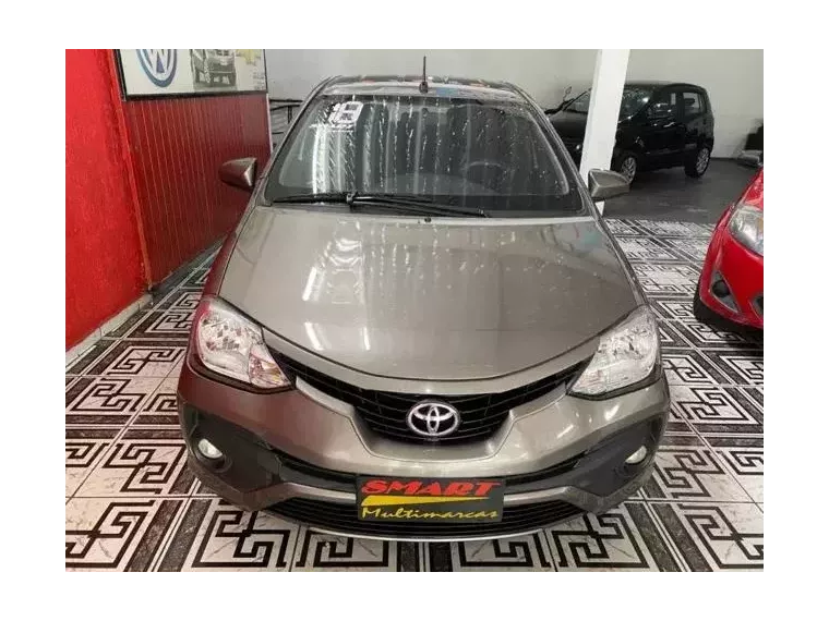 Toyota Etios Cinza 4