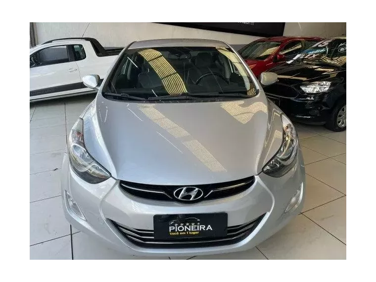 Hyundai Elantra Prata 10