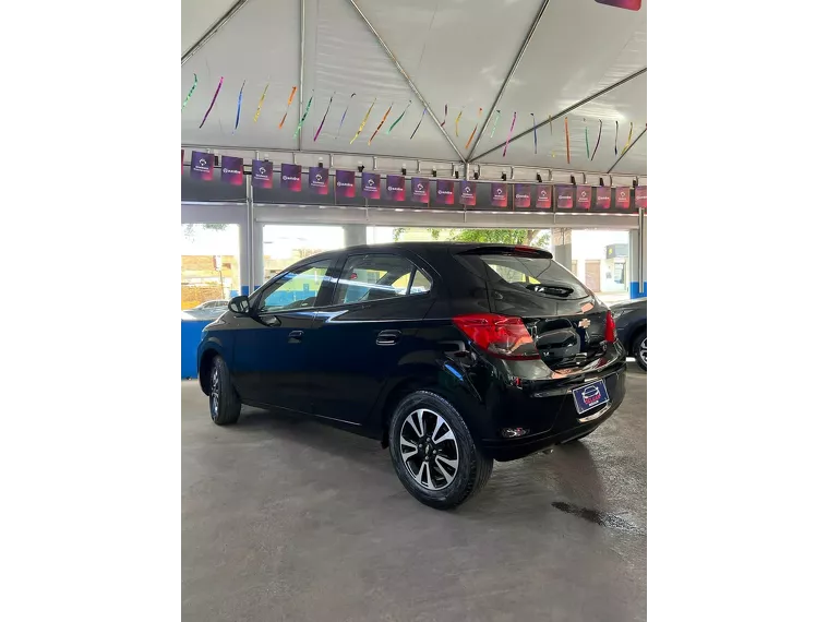 Chevrolet Onix Preto 6