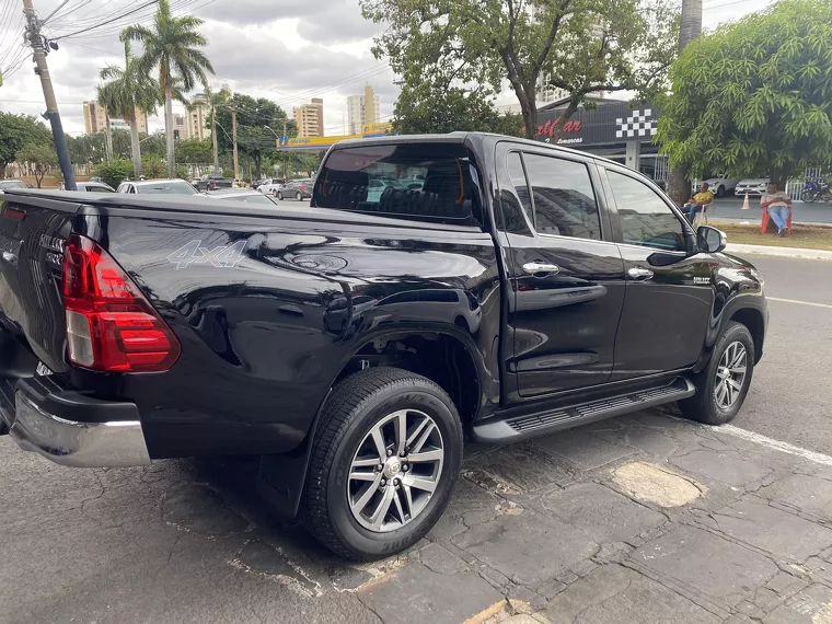 Toyota Hilux Preto 20