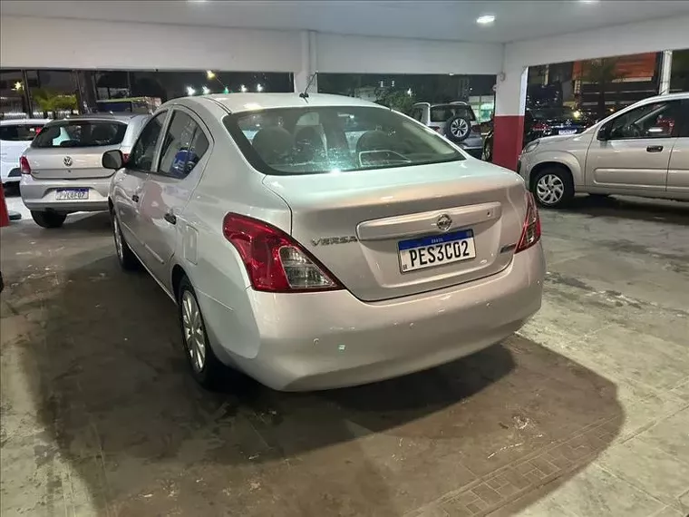 Nissan Versa Prata 3