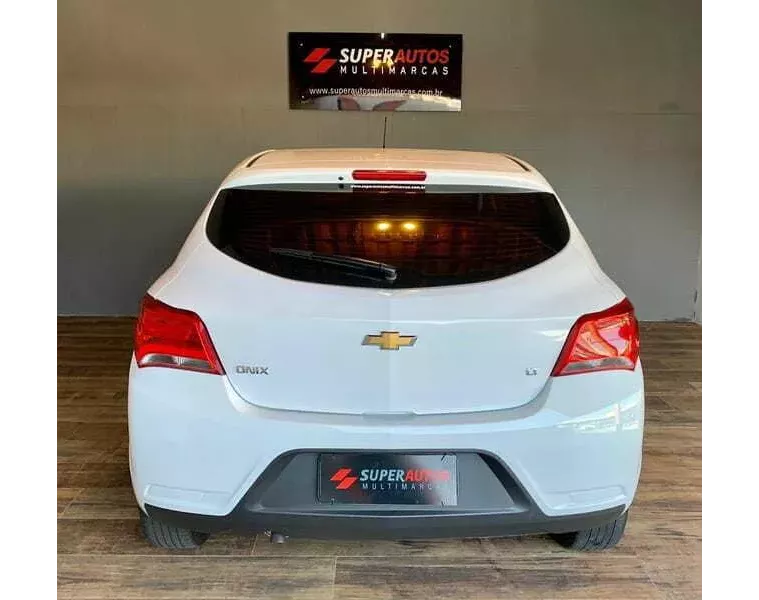 Chevrolet Onix Branco 8