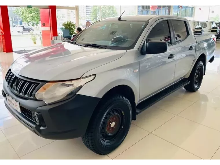 Mitsubishi L200 Triton Prata 15