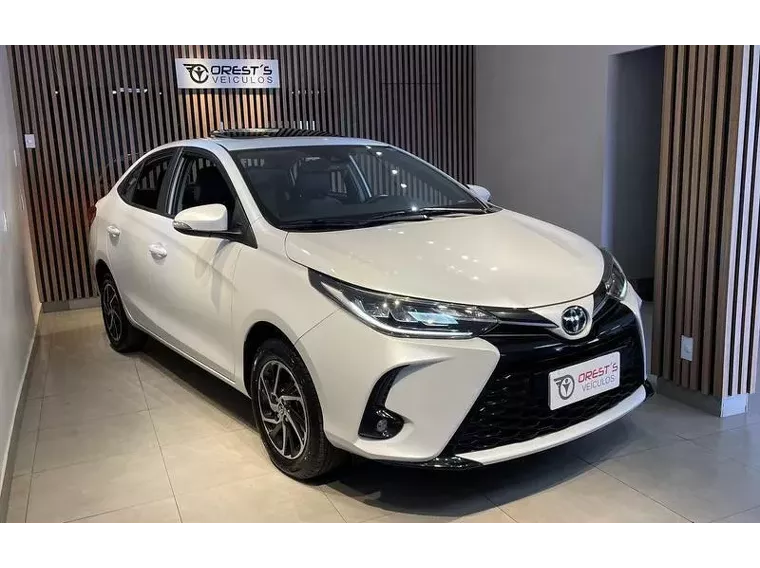 Toyota Yaris Branco 1