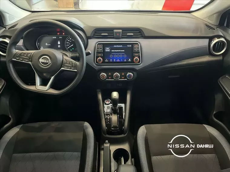 Nissan Versa Cinza 13