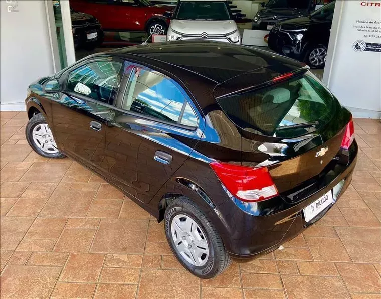 Chevrolet Onix Preto 2