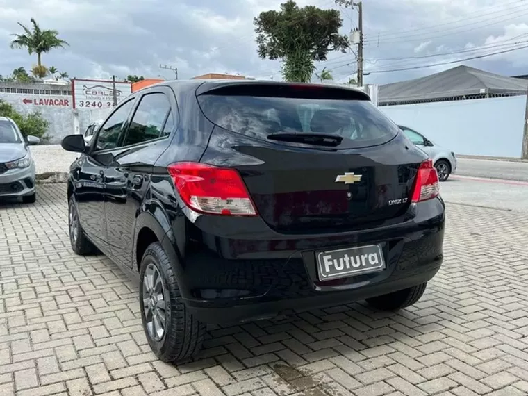 Chevrolet Onix Preto 4