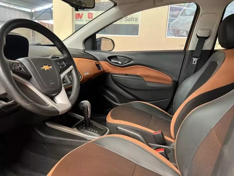 Chevrolet Onix Laranja 9