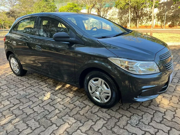 Chevrolet Onix Cinza 1