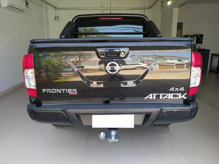 Nissan Frontier Preto 43