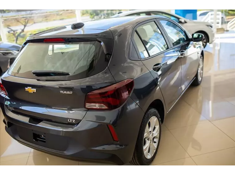 Chevrolet Onix Cinza 15