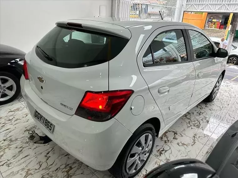 Chevrolet Onix Branco 3