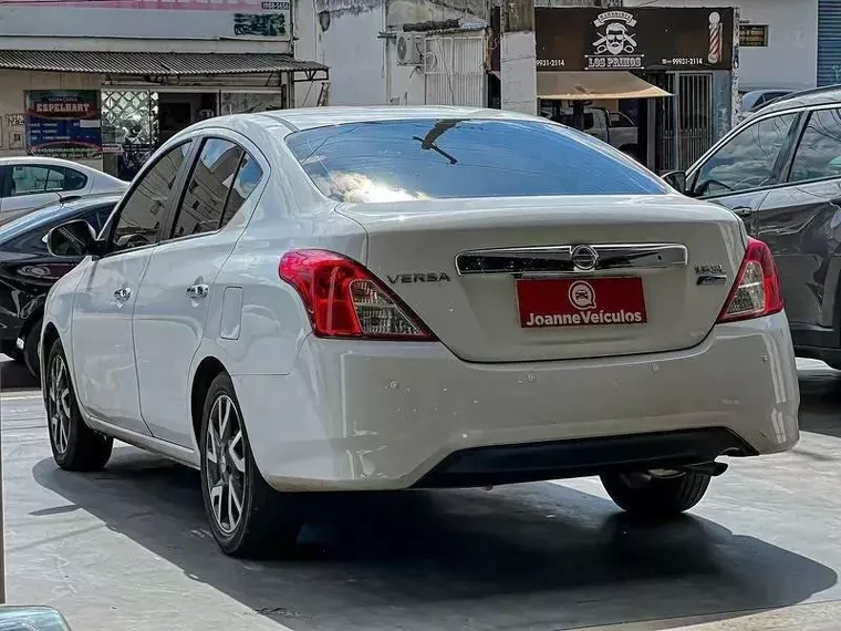 Nissan Versa Branco 13