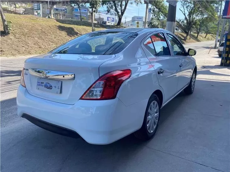 Nissan Versa Branco 2