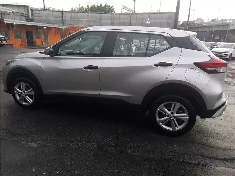 Nissan Kicks Prata 3