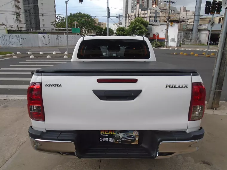 Toyota Hilux Branco 7