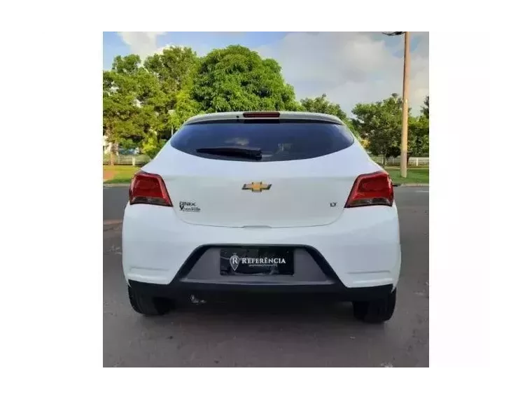 Chevrolet Onix Branco 8