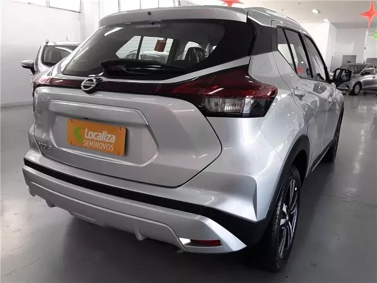 Nissan Kicks Prata 8