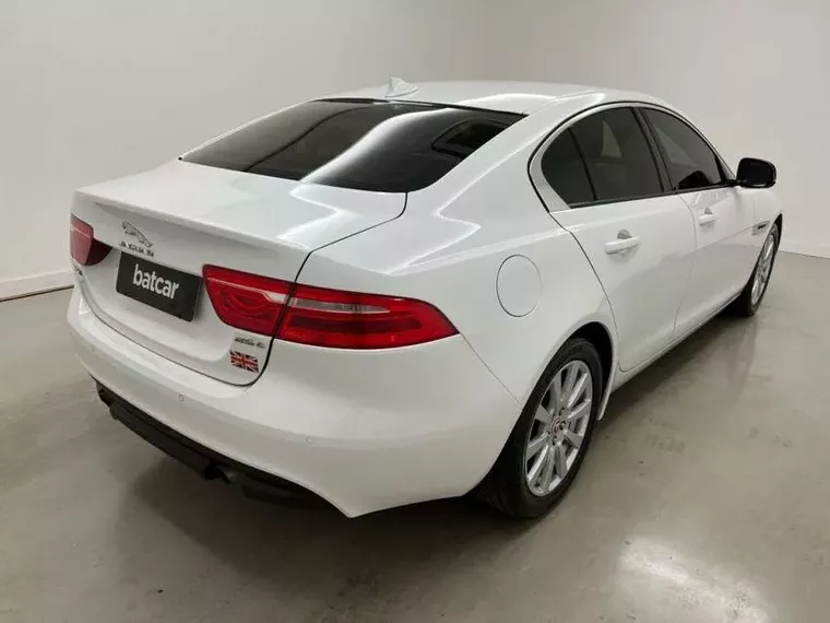 Jaguar XE Branco 14