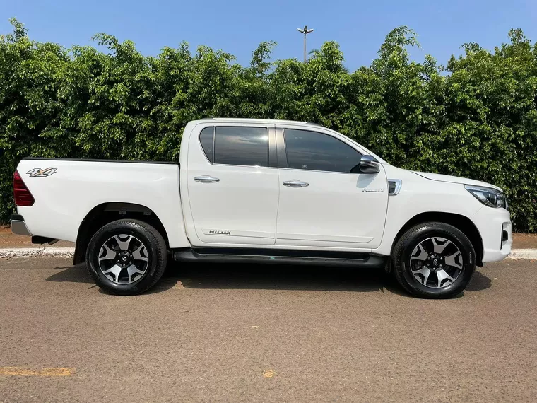 Toyota Hilux Branco 11