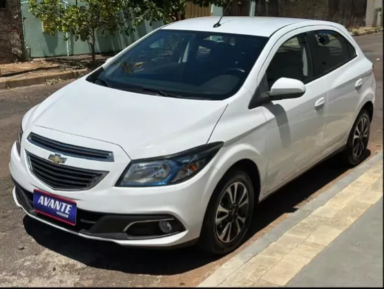 Chevrolet Onix Branco 1