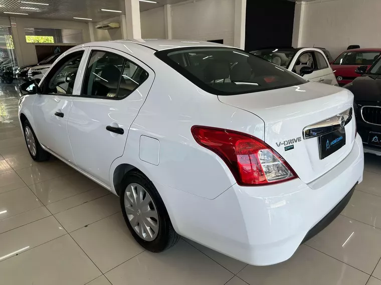 Nissan Versa Branco 4