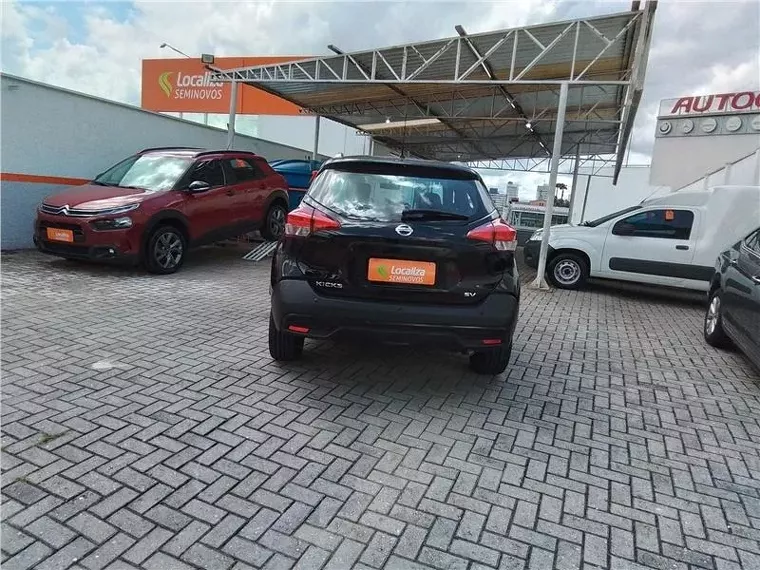 Nissan Kicks Preto 10