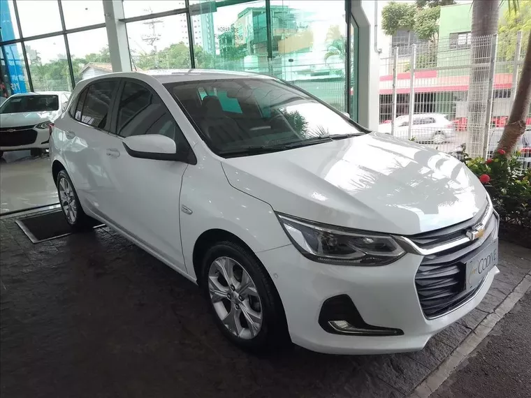 Chevrolet Onix Branco 1