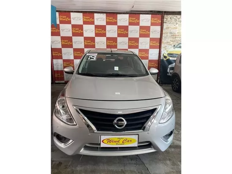 Nissan Versa Prata 8