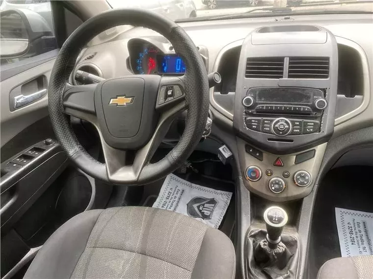 Chevrolet Sonic Prata 7