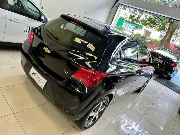 Chevrolet Onix Preto 5